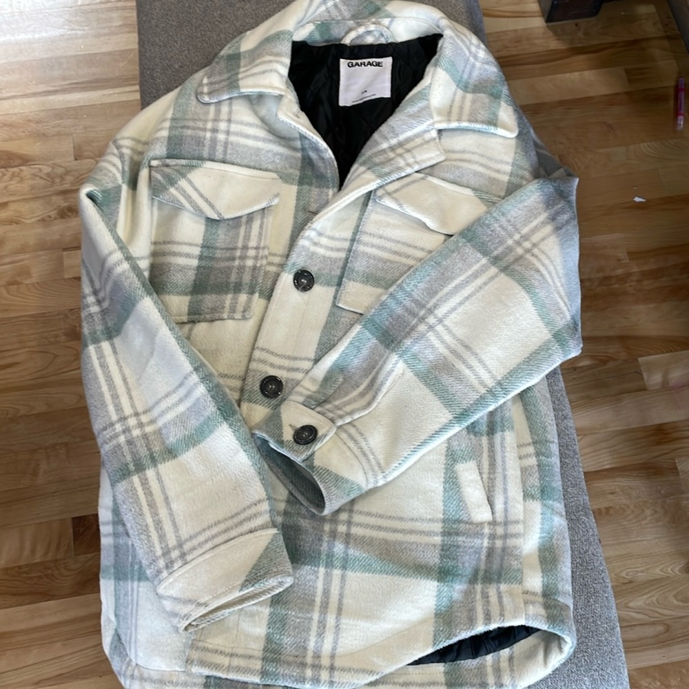 Small winter shacket, green and white
